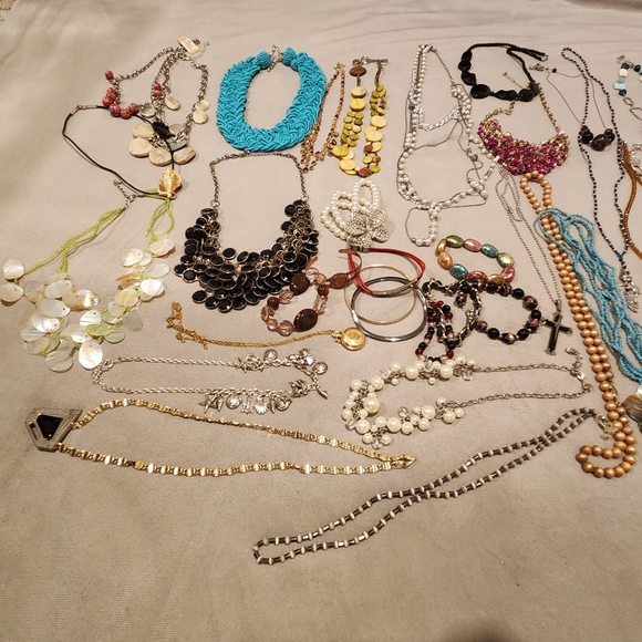 Jewelry Lot - Picture 2 of 3